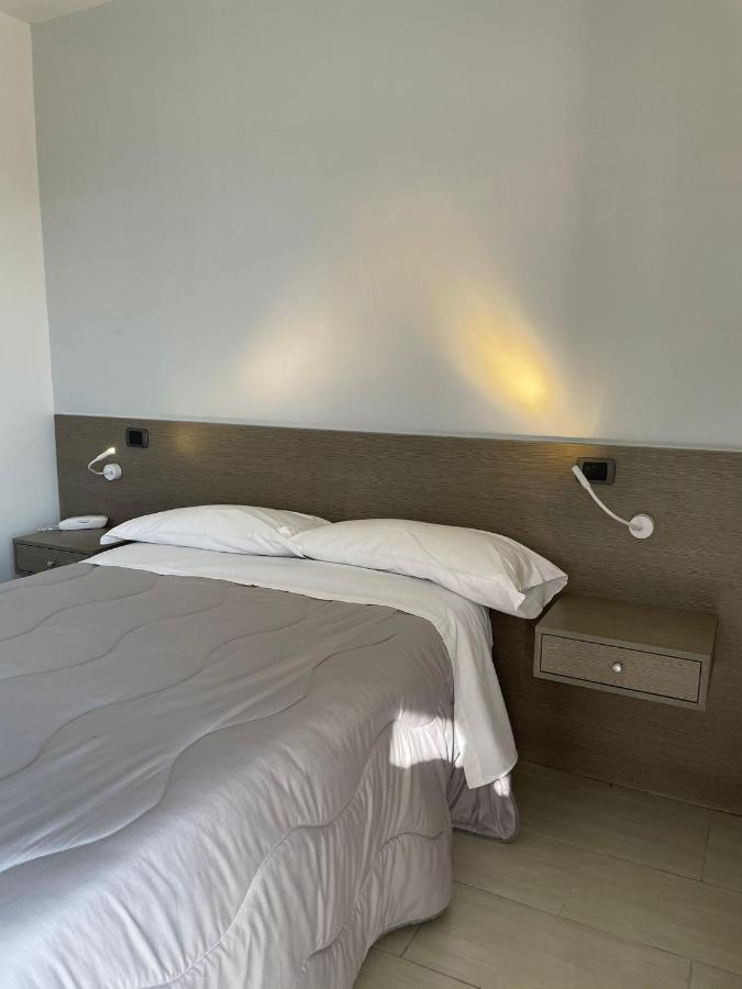 Hotel Cristian Giugliano In Campania Esterno foto