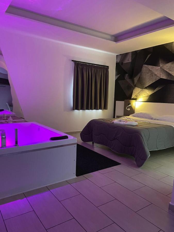 Hotel Cristian Giugliano In Campania Esterno foto