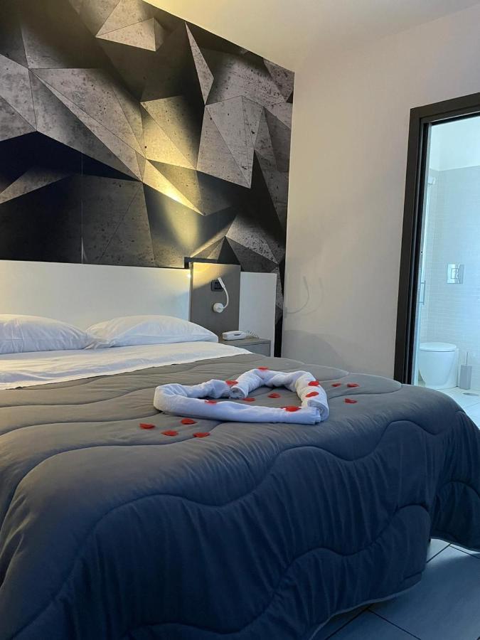 Hotel Cristian Giugliano In Campania Esterno foto