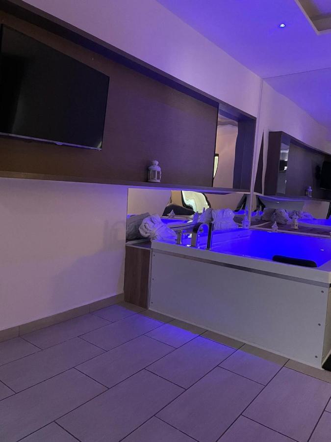 Hotel Cristian Giugliano In Campania Esterno foto