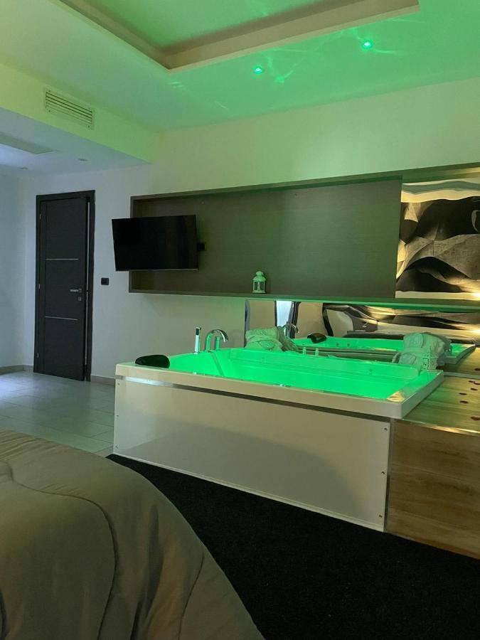 Hotel Cristian Giugliano In Campania Esterno foto